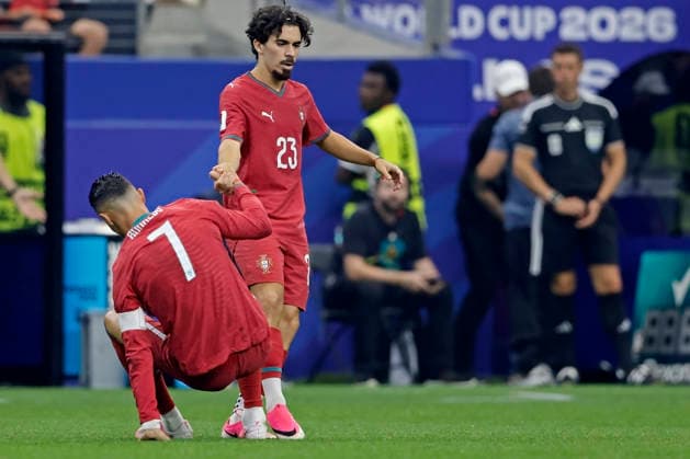 July 6, 2026, Arlington, Texas, United States: Vitinha helps Cristiano Ronaldo of Portugal during the match between Portugal and Spain for the round of 16 the FIFA World Cup, WM, Weltmeisterschaft, Fussball 2026, at Dallas Stadium (AT&T Stadium), in Arlington, Dallas, United States on July 06, 2026. Photo: DiaEsportivo Arlington United States - ZUMAh208 20260706_zsp_h208_046 Copyright: xHeulerxAndreyx
