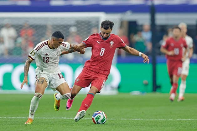 July 6, 2026, Arlington, Texas, United States: Bruno Fernandes of Portugal battles for possession ball with Pedro Porro of Spain during the match between Portugal and Spain for the round of 16 the FIFA World Cup, WM, Weltmeisterschaft, Fussball 2026, at Dallas Stadium (AT&T Stadium), in Arlington, Dallas, United States on July 06, 2026. Photo: DiaEsportivo Arlington United States - ZUMAh208 20260706_zsp_h208_054 Copyright: xHeulerxAndreyx