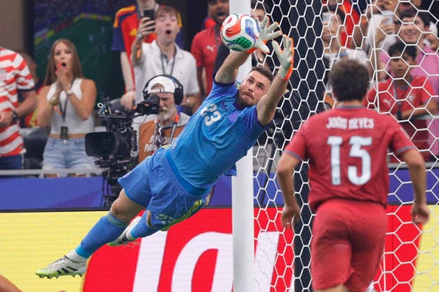 July 6, 2026, Dallas, Texas, USA: Spain goalkeeper UNAI SIMON (23) makes a save during the 2026 FIFA World Cup, WM, Weltmeisterschaft, Fussball Round of 16 match between Portugal and Spain at Dallas Stadium. Spain won the match 1-0. Dallas USA - ZUMAa325 20260706_zsa_a325_002 Copyright: xDavidxBalleringx