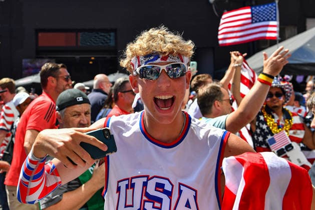 July 06, 2026: A USA fan who was part of the huge crowd outside Seattle Stadium before the FIFA World Cup, WM, Weltmeisterschaft, Fussball knockout round of 16 match between USA and Belgium in Seattle, WA. CSM Seattle United States - ZUMAc04_ 20260706_zma_c04_011 Copyright: xStevexFaberx