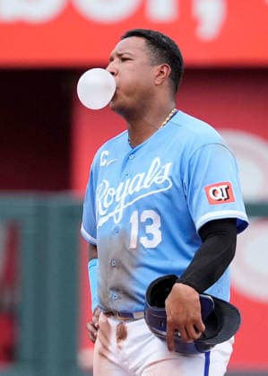July 06, 2026: Kansas City Royals catcher Salvador Perez (13) kills some time on 2nd base during a pitching change against the Phillies at Kauffman Stadium Kansas City, Missouri. CSM. MLB, Baseball Herren, USA 2026; Phillies Vs Royals July 6th  - ZUMAc04_ 20260706_zma_c04_030 Copyright: xJonxRobichaudx