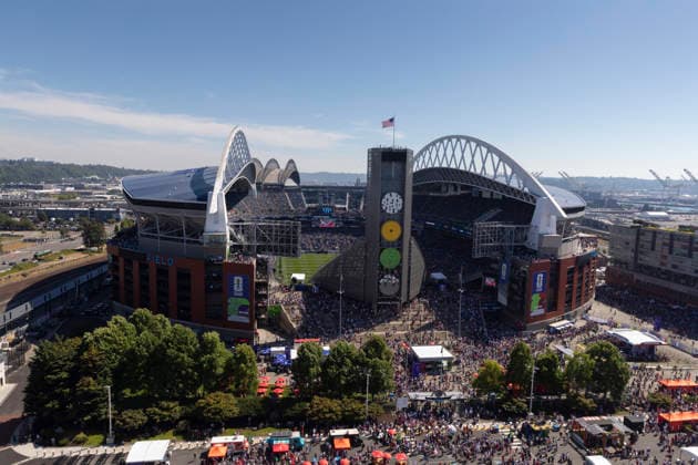 July 6, 2026, Seattle, Washington, USA: Fans of team USA arrive at Seattle Stadium the FIFA World Cup, WM, Weltmeisterschaft, Fussball match between USA and Belgium on Monday, July 6, 2026. Seattle USA - ZUMAg235 20260706_zap_g235_006 Copyright: xPaulxChristianxGordonx