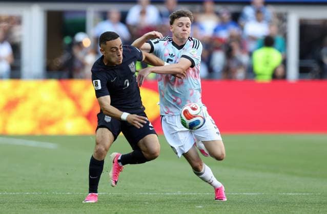 US Sergino Dest and Belgium s Maxim De Cuyper fight for the ball during a soccer game between the USA and Belgian national team, Nationalteam Red Devils, on Monday 06 July 2026, at the Seattle Field, in Seattle, a 1 8 finals game in the FIFA World Cup, WM, Weltmeisterschaft, Fussball 2026. BRUNOxFAHY  x180552876x