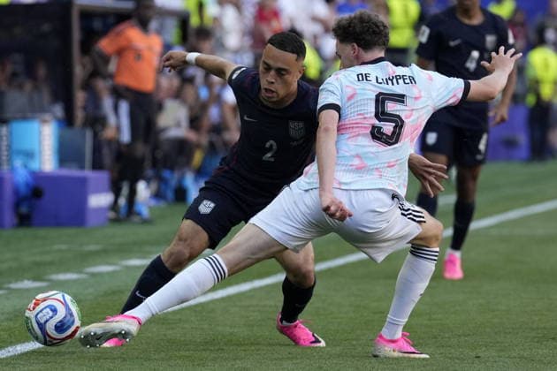 FIFA World Cup, WM, Weltmeisterschaft, Fussball 2026 - Round of 16 - USA vs Belgium Sergino Dest of USA (L) in action against Maxim De Cuyper of Belgium (R) during the FIFA World Cup 2026 Round of 16 match USA against Belgium, in Seattle, Washington, USA, 06 July 2026. SEATTLE United States  Copyright: xSTEPHENxBRASHEARx