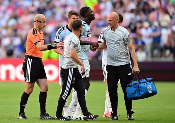 Belgium s Amadou Onana leaves the pitch after being injured during a soccer game between the USA and Belgian national team, Nationalteam Red Devils, on Monday 06 July 2026, at the Seattle Field, in Seattle, a 1 8 finals game in the FIFA World Cup, WM, Weltmeisterschaft, Fussball 2026. DIRKxWAEM  x180553023x