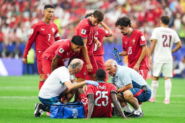 July 6, 2026, Arlington, Tx, United States: Nuno Mendes player of Portugal is substituted with a suspected muscle injury during the Round of 16 match between Portugal and Spain at the FIFA World Cup, WM, Weltmeisterschaft, Fussball at Dallas Stadium, in Texas, United States, on Monday, July 06, 2026. Arlington United States - ZUMAv122 20260706_aap_v122_143 Copyright: xWilliamxVolcovx