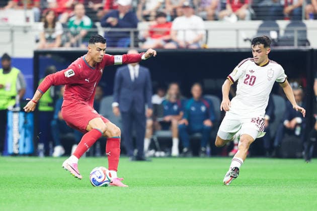 July 6, 2026, Arlington, Tx, United States: Cristiano Ronaldo player of Portugal and Pedri player of Spain during the Round of 16 match between Portugal and Spain at the FIFA World Cup, WM, Weltmeisterschaft, Fussball at Dallas Stadium, in Texas, United States, on Monday, July 06, 2026. Arlington United States - ZUMAv122 20260706_aap_v122_150 Copyright: xWilliamxVolcovx