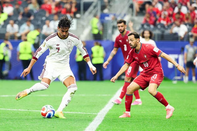 July 6, 2026, Arlington, Tx, United States: Ferran Torres player of Spain and Bernardo Silva player of Portugal during the Round of 16 match between Portugal and Spain at the FIFA World Cup, WM, Weltmeisterschaft, Fussball at Dallas Stadium, in Texas, United States, on Monday, July 06, 2026. FIFA World Cup 2026 - Round Of 16 - Portugal V Spain  - ZUMAv122 20260706_aap_v122_079 Copyright: xWilliamxVolcovx