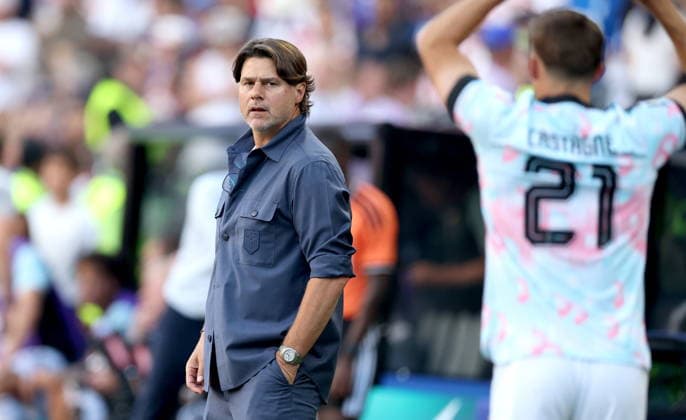 FIFA World Cup, WM, Weltmeisterschaft, Fussball 2026 - Round of 16 - USA vs Belgium USA s head coach Mauricio Pochettino watches from the touchline during the FIFA World Cup 2026 Round of 16 match USA against Belgium, in Seattle, USA, 06 July 2026. SEATTLE United States  Copyright: xCHRISTOPHERxTORRESx