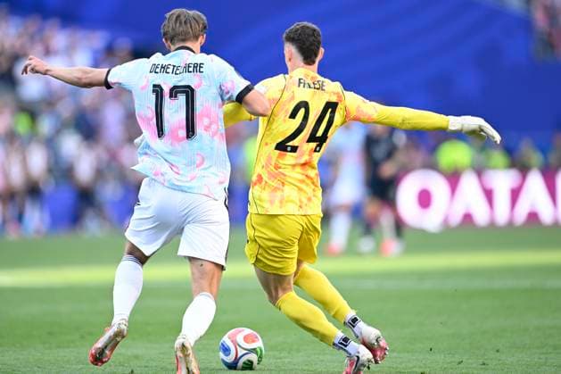 USA vs Belgium - FIFA World Cup, WM, Weltmeisterschaft, Fussball 2026 SEATTLE, UNITED STATES OF AMERICA - JULY 06 : battles for the ball with Freese Matt goalkeeper of USADe Ketelaere Charles midfielder of Belgium pictured during the FIFA World Cup 2026 round of 16 match between the United States of America and Belgium at the Lumen Field stadium on July 6, 2026 in Seattle, United States of America, 06 07 2026 Seattle United States of America  Copyright: xNicoxVereeckenx