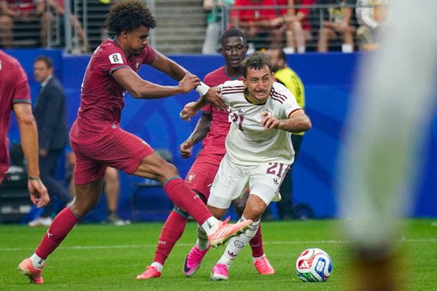 USA: Fussball FIFA World Cup, WM, Weltmeisterschaft, Fussball 2026, Achtelfinale - Spanien vs Portugal - AT&T Stadium (Dallas Stadium) in Arlington: Mikel Oyarzabal (Spanien 21) Renato Veiga (Portugal 13) *** USA Soccer 2026 FIFA World Cup, Round of 16: Spain vs. Portugal at AT&T Stadium in Arlington, Mikel Oyarzabal (Spain, 21) and Renato Veiga (Portugal, 13) Copyright: xJOERANxSTEINSIEKx