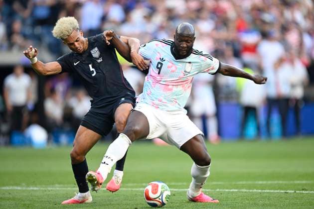 USA vs Belgium - FIFA World Cup, WM, Weltmeisterschaft, Fussball 2026 SEATTLE, UNITED STATES OF AMERICA - JULY 06 : Lukaku Romelu forward of Belgium battles for the ball with Robinson Antonee defender of USA pictured during the FIFA World Cup 2026 round of 16 match between the United States of America and Belgium at the Lumen Field stadium on July 6, 2026 in Seattle, United States of America, 06 07 2026 Seattle United States of America  Copyright: xNicoxVereeckenx