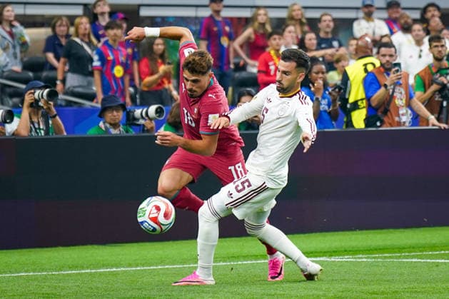USA: Fussball FIFA World Cup, WM, Weltmeisterschaft, Fussball 2026, Achtelfinale - Spanien vs Portugal - AT&T Stadium (Dallas Stadium) in Arlington: Pedro Neto (Portugal 18) Alex Baena (Spanien 15) *** USA Soccer 2026 FIFA World Cup, Round of 16: Spain vs. Portugal at AT&T Stadium in Dallas, Arlington; Pedro Neto (Portugal), 18; Alex Baena (Spain), 15 Copyright: xJOERANxSTEINSIEKx