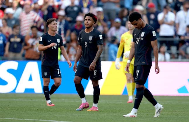 FIFA World Cup, WM, Weltmeisterschaft, Fussball 2026 - Round of 16 - USA vs Belgium Weston McKennie (C) of USA and teammates react after Belgium scored their 4th goal during the FIFA World Cup 2026 Round of 16 match USA against Belgium, in Seattle, USA, 06 July 2026. SEATTLE United States  Copyright: xCHRISTOPHERxTORRESx