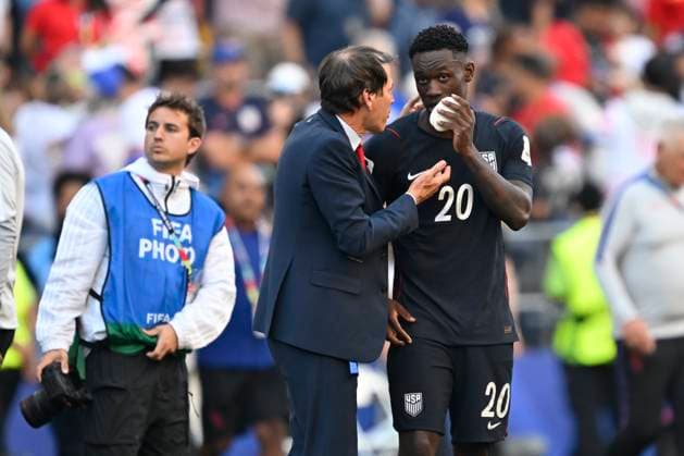 USA vs Belgium - FIFA World Cup, WM, Weltmeisterschaft, Fussball 2026 SEATTLE, UNITED STATES OF AMERICA - JULY 06 : Garcia Rudi head coach of Belgium talking with Balogun Folarin forward of USA pictured during the FIFA World Cup 2026 round of 16 match between the United States of America and Belgium at the Lumen Field stadium on July 6, 2026 in Seattle, United States of America, 06 07 2026 Seattle United States of America  Copyright: xNicoxVereeckenx