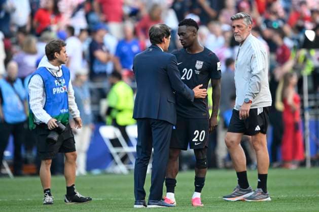 USA vs Belgium - FIFA World Cup, WM, Weltmeisterschaft, Fussball 2026 SEATTLE, UNITED STATES OF AMERICA - JULY 06 : Garcia Rudi head coach of Belgium talking to Balogun Folarin forward of USA pictured during the FIFA World Cup 2026 round of 16 match between the United States of America and Belgium at the Lumen Field stadium on July 6, 2026 in Seattle, United States of America, 06 07 2026 Seattle United States of America  Copyright: xNicoxVereeckenx