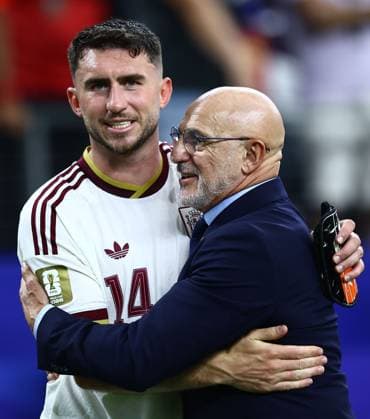 Luis de la Fuente head coach of Spain and Aymeric Laporte of Spain Portugal v Spain 2026 FIFA World Cup, WM, Weltmeisterschaft, Fussball Round of 16, Football, Dallas Stadium, Arlington, Texas, USA - 06 Jul 2026Arlington Dallas Stadium Texas (TX) United States of America  Copyright: xMichaelxZemanek Shutterstockx 16980007cz