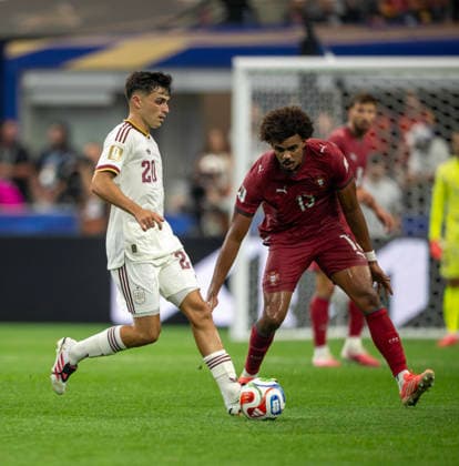 July 6, 2026, Arlington, Texas, USA: Spain player 20 Mid PEDRI and Portugal player 19 Mid GONCALO GUEDES fighting for the ball World Cup 2026: RD 16: Portugal Vs Spain 0-1  - ZUMAm147 20260706_zap_m147_027 Copyright: xHossxMcBainx