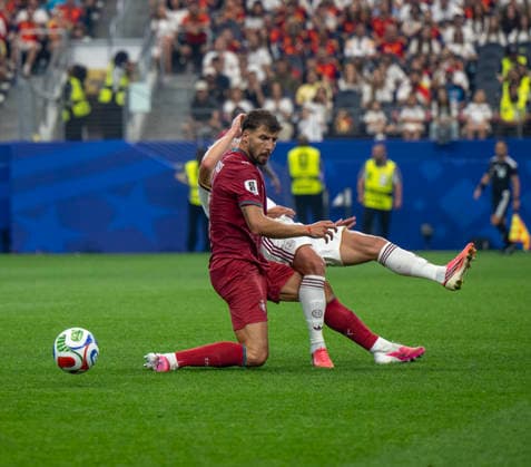 July 6, 2026, Arlington, Texas, USA: Portugal player 18 Fwd PEDRO NETO and Spain player 21 Mid MIKEL OYARZABAL collide going for the ball World Cup 2026: RD 16: Portugal Vs Spain 0-1  - ZUMAm147 20260706_zap_m147_036 Copyright: xHossxMcBainx