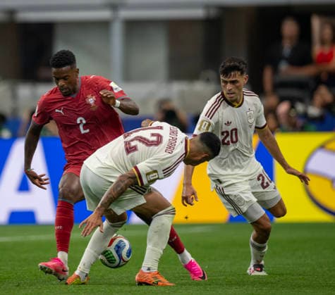 July 6, 2026, Arlington, Texas, USA: Portugal player 2 Def NELSON SEMEDO fighting for the ball against Spain players 12 Def PEDRO PORRO and 20 Mid PEDRI World Cup 2026: RD 16: Portugal Vs Spain 0-1  - ZUMAm147 20260706_zap_m147_037 Copyright: xHossxMcBainx