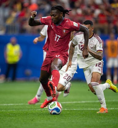 July 6, 2026, Arlington, Texas, USA: Portugal player 17 Fwd RAFAEL LEAO going for the ball against Spain player 12 Def PEDRO PORRO Arlington USA - ZUMAm147 20260706_zap_m147_024 Copyright: xHossxMcBainx