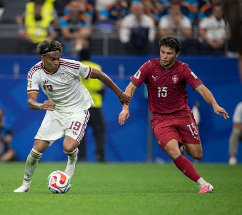 July 6, 2026, Arlington, Texas, USA: Spain player 19 Fwd LAMINE YAMAL with the ball Portugal player 15 Mid JOAO NEVES attempting a steal Arlington USA - ZUMAm147 20260706_zap_m147_032 Copyright: xHossxMcBainx