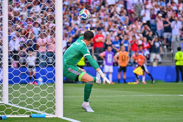 July 06, 2026: Belgium goalkeeper Thibaut Courtois (1) tries to change directions as the ball flies past him to give the USA a goal during the FIFA World Cup, WM, Weltmeisterschaft, Fussball knockout round of 16 match between USA and Belgium in Seattle, WA. Belgium defeated USA 4-1 to advance to the quarter finals. CSM FIFA World Cup 2026: JUL 06 USA Vs Belgium  - ZUMAc04_ 20260706_zma_c04_044 Copyright: xStevexFaberx