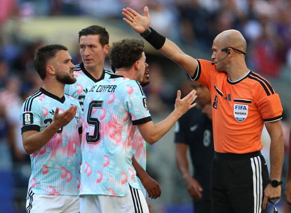 (260707) -- SEATTLE, July 7, 2026 -- Players of Belgium gesture toward the referee as they protest the decision during the round of 16 match between the United States and Belgium at the 2026 FIFA World Cup, WM, Weltmeisterschaft, Fussball at Seattle Stadium in Seattle, the United States, July 6, 2026. ) (SP)U.S.-SEATTLE-FOOTBALL-FIFA WORLD CUP-ROUND OF 16-USA VS BEL MaoxSiqian 