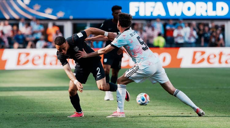 (260707) -- SEATTLE, July 7, 2026 -- Sergino Dest (L) of the United States vies with Maxim De Cuyper of Belgium during the round of 16 match between the United States and Belgium at the 2026 FIFA World Cup, WM, Weltmeisterschaft, Fussball at Seattle Stadium in Seattle, the United States, July 6, 2026. ) (SP)U.S.-SEATTLE-FOOTBALL-FIFA WORLD CUP-ROUND OF 16-USA VS BEL XuxChang 