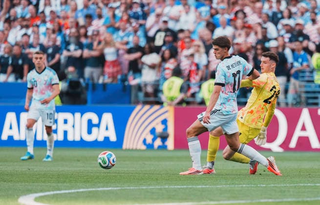 (260707) -- SEATTLE, July 7, 2026 -- Charles De Ketelaere (C) of Belgium vies with Matt Freese (R), goalkeeper of the United States, during the round of 16 match between the United States and Belgium at the 2026 FIFA World Cup, WM, Weltmeisterschaft, Fussball at Seattle Stadium in Seattle, the United States, July 6, 2026. ) (SP)U.S.-SEATTLE-FOOTBALL-FIFA WORLD CUP-ROUND OF 16-USA VS BEL XuxChang 