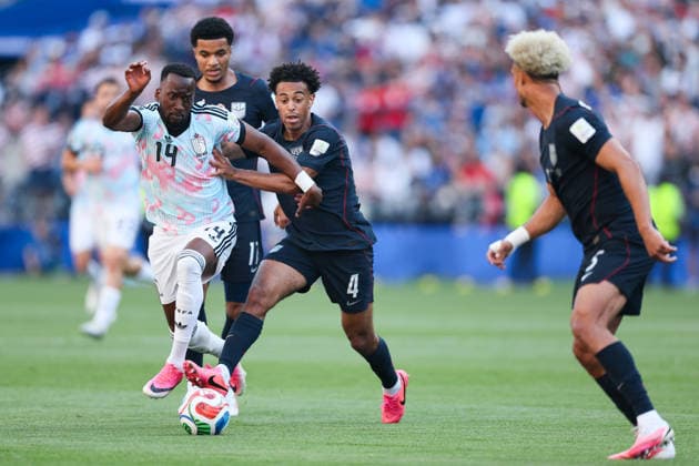 SEATTLE, WA - JULY 06: Forward Dodi LukÃ bakio 14 of Belgium and midfielder Tyler Adams 4 of the United States battle for possession during the FIFA World Cup, WM, Weltmeisterschaft, Fussball 2026 Round of 16 match between the USA and Belgium on July 6, 2026 at Seattle Stadium in Seattle, Washington. (Photo by Henry Rodenburg Icon Sportswire) SOCCER: JUL 06 FIFA World Cup 26 Round of 16 - USA vs Belgium EDITORIAL USE ONLY Icon260706014