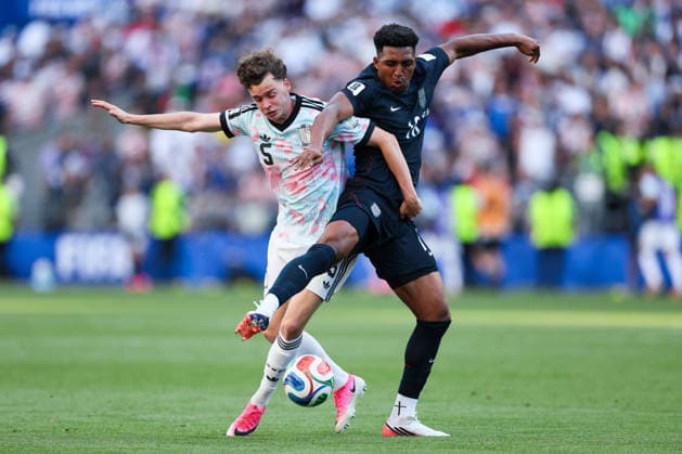 SEATTLE, WA - JULY 06: Defender Alex Freeman 16 of the United States and defender Maxim De Cuyper 5 of Belgium battle for possession during the FIFA World Cup, WM, Weltmeisterschaft, Fussball 2026 Round of 16 match between the USA and Belgium on July 6, 2026 at Seattle Stadium in Seattle, Washington. (Photo by Henry Rodenburg Icon Sportswire) SOCCER: JUL 06 FIFA World Cup 26 Round of 16 - USA vs Belgium EDITORIAL USE ONLY Icon260706022