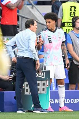 USA vs Belgium - FIFA World Cup, WM, Weltmeisterschaft, Fussball 2026 SEATTLE, UNITED STATES OF AMERICA - JULY 06 : Witsel Axel midfielder of Belgium talking to Garcia Rudi head coach of Belgium pictured during the FIFA World Cup 2026 round of 16 match between the United States of America and Belgium at the Lumen Field stadium on July 6, 2026 in Seattle, United States of America, 06 07 2026 Seattle United States of America  Copyright: xNicoxVereeckenx