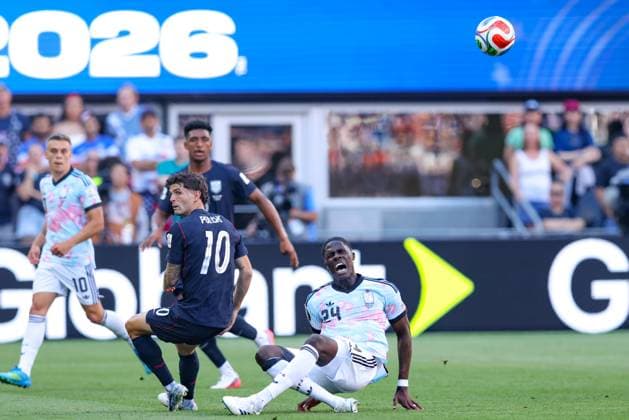 US Christian Pulicik and Belgium s Amadou Onana fight for the ball during a soccer game between the USA and Belgian national team, Nationalteam Red Devils, on Monday 06 July 2026, at the Seattle Field, in Seattle, a 1 8 finals game in the FIFA World Cup, WM, Weltmeisterschaft, Fussball 2026. BRUNOxFAHY  x180557436x