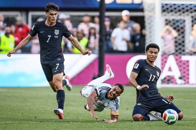 US Giovanni Reyna, Belgium s Youri Tielemans and US Malik Tillman fight for the ball during a soccer game between the USA and Belgian national team, Nationalteam Red Devils, on Monday 06 July 2026, at the Seattle Field, in Seattle, a 1 8 finals game in the FIFA World Cup, WM, Weltmeisterschaft, Fussball 2026. BRUNOxFAHY  x180557441x