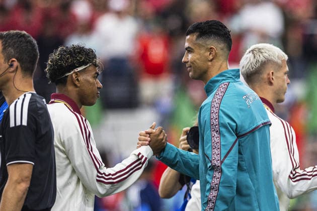 Lamine Yamal of Spain and Cristiano Ronaldo of Portugal during the FIFA World Cup, WM, Weltmeisterschaft, Fussball 2026 Round of 16 match between Portugal and Spain at Dallas Stadium on July 6th,2026 (Photo by Joao Bravo Sports Press Photo)  Copyright: xJoaoxBravo SportsxPressxPhotox Sportspressphoto_SPR186691