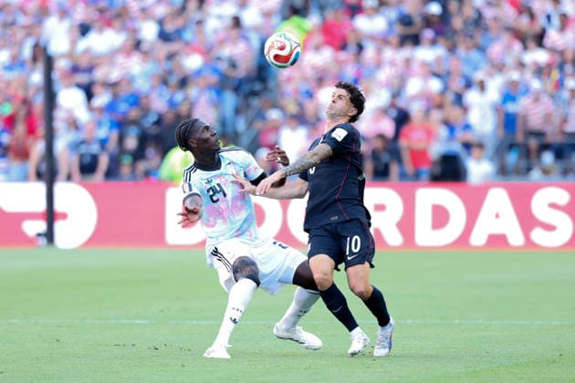 July 6, 2026, Seattle, Washington, US: Belgium midfielder Amadou Onana (24) and United States of America forward Christian Pulisic (10) fight for ball in the first half game US national team, Nationalteam vs Belgium National Team for the FIFA World Cup, WM, Weltmeisterschaft, Fussball round of 16 match, at Seattle Stadium. Seattle US - ZUMAl181 20260706_zsp_l181_043 Copyright: xMelissaxLevinx