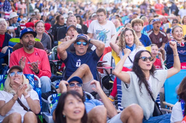 World Cup Soccer Reaction: United States vs Belgium in Los Angeles - 06 Jul 2026 Soccer fans react while watching a live broadcast of the FIFA World Cup, WM, Weltmeisterschaft, Fussball Round of 16 soccer match between United States and Belgium at a watch party in Santa Monica. Los Angeles United States Copyright: xRingoxChiux xSOPAxImagesx 20260706RC.FIFA010
