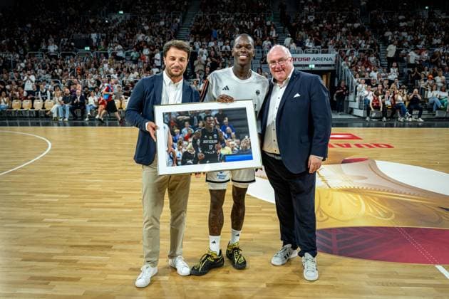 Basketball Bamberg 06.07.2026.2026 FIBA World Cup Qualifier Qualifikation zur Weltmeisterschaft 2027 Deutschland (GER) - Zypern (CYP) Ehrung Dennis Schröder Schroeder (Deutschland, No.17) Schröder Schroder Ingo Weiss re Mithat Demirel li. *** Basketball Bamberg July 6, 2026 2026 FIBA World Cup Qualifier Qualification for the 2027 World Cup Germany GER Cyprus CYP Tribute to Dennis Schröder Schroeder Germany, No. 17 Schröder Schroder Ingo Weiss (right) Mithat Demirel (left)