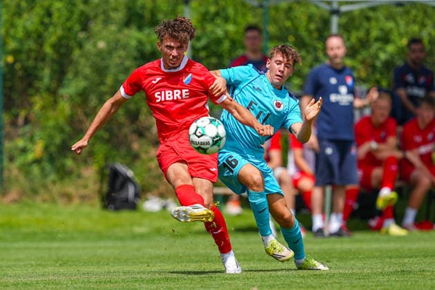 07.07.2026, xydrx, Fußball, Testspiel, FC Viktoria Köln - TSV Steinbach Haiger, Saison 2026 2027, Sportplatz Pohlstadtsweg: Bleron Krasniqi (TSV Steinbach Haiger, 10) im Zweikampf gegen Niklas Jahn (FC Viktoria Köln, 16) DFB regulations prohibit any use of photographs as image sequences and or quasi-video. *** July 7, 2026, xydrx, soccer, exhibition match, FC Viktoria Köln vs. TSV Steinbach Haiger, 2026–2027 season, Pohlstadtsweg Sports Field, Bleron Krasniqi, TSV Steinbach Haiger, No. 10 in a tackle against Niklas Jahn, FC Viktoria Köln, No. 16. DFB regulations prohibit any use of photographs as image sequences and or quasi-video. Copyright: HMBxMedia YannisxDreimann