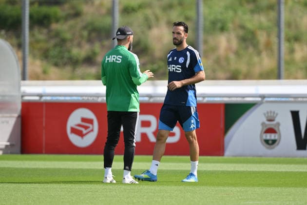 Kenan Karaman (FC Schalke 04), Trainer Miron Muslic (FC Schalke 04), v.re. 07.07.2026, Fussball 1. Bundesliga, Saison 2026 2027, Training FC Schalke 04 Gelsenkirchen Trainingsgelände Nordrhein Westfalen Deutschland *** Kenan Karaman, FC Schalke 04; Coach Miron Muslic, FC Schalke 04; July 7, 2026; Soccer, Bundesliga 1; 2026–2027 season; FC Schalke 04 training session in Gelsenkirchen; training facility in North Rhine-Westphalia, Germany Team2