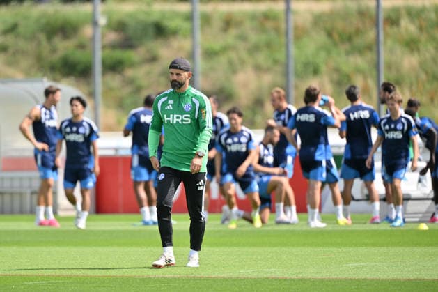 Trainer Miron Muslic (FC Schalke 04) 07.07.2026, Fussball 1. Bundesliga, Saison 2026 2027, Training FC Schalke 04 Gelsenkirchen Trainingsgelände Nordrhein Westfalen Deutschland *** Coach Miron Muslic, FC Schalke 04, July 7, 2026, Soccer, Bundesliga 1, 2026–2027 Season, FC Schalke 04 Training, Gelsenkirchen, Training Facility, North Rhine-Westphalia, Germany Team2