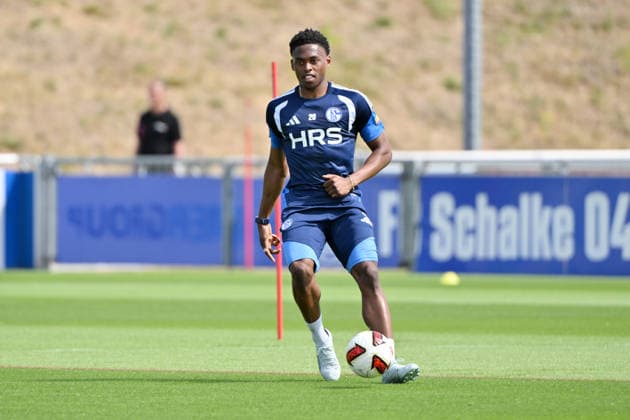Junior Adamu (FC Schalke 04) 07.07.2026, Fussball 1. Bundesliga, Saison 2026 2027, Training FC Schalke 04 Gelsenkirchen Trainingsgelände Nordrhein Westfalen Deutschland *** Junior Adamu, FC Schalke 04, July 7, 2026; Soccer, Bundesliga 1, 2026–2027 season; Training at FC Schalke 04, Gelsenkirchen, Training Facility, North Rhine-Westphalia, Germany Team2