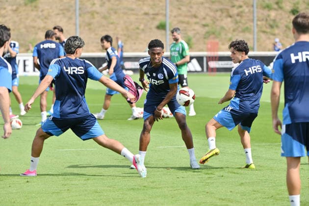 Soufiane El-Faouzi (Schalke 04), Junior Adamu (FC Schalke 04), Mertcan Ayhan (Schalke 04), v.re. 07.07.2026, Fussball 1. Bundesliga, Saison 2026 2027, Training FC Schalke 04 Gelsenkirchen Trainingsgelände Nordrhein Westfalen Deutschland *** Soufiane El Faouzi, Schalke 04; Junior Adamu, FC Schalke 04; Mertcan Ayhan, Schalke 04; July 7, 2026, Soccer, Bundesliga 1, 2026–2027 season, FC Schalke 04 training session in Gelsenkirchen, North Rhine-Westphalia, Germany Team2