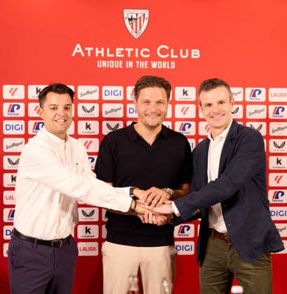New Athletic Club head coach Edin Terzic New Athletic Club manager Edin Terzic, Jon Uriarte, and Mikel Gonzalez putting their hands together in a gesture of teamwork and unity during the official presentation in front of the official press backdrop during his presentation at San Mames on July 7, 2026, in Bilbao, Spain. Bilbao San Mames Basque Country Spain 0006_RLPrsETATH2K26__L1_9186 Copyright: xRicardoxLarreinax