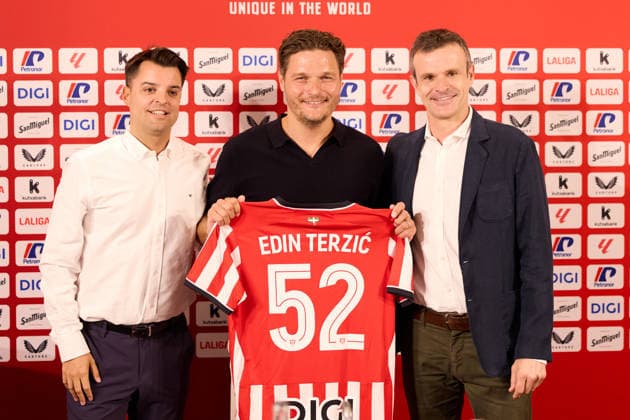 New Athletic Club head coach Edin Terzic Edin Terzic holding an Athletic Club jersey with his name and the number 52, which he received for being the 52nd manager in the history of the club during his presentation at San Mames on July 7, 2026, in Bilbao, Spain. Bilbao San Mames Basque Country Spain 0009_RLPrsETATH2K26__L1_9351 Copyright: xRicardoxLarreinax