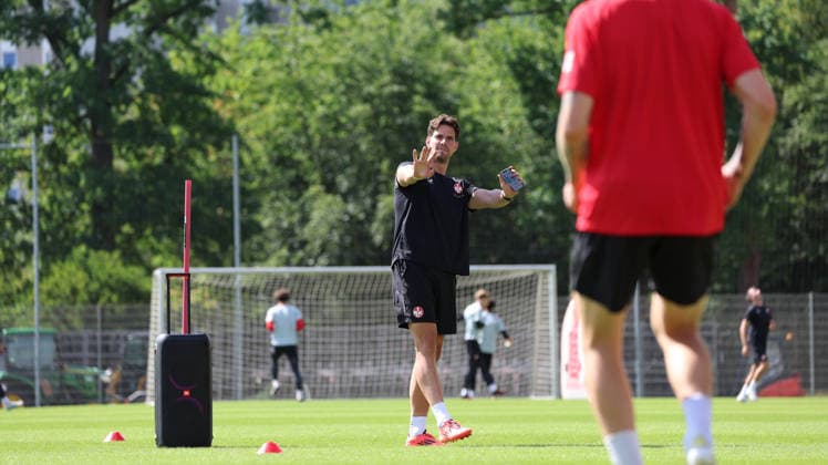 07.07.2026, xrekx, Fussball 2.Bundesliga, 1.FC Kaiserslautern - Training v.l. Nils Vogt Athletiktrainer (1.FC Kaiserslautern) gibt Anweisungen, gestikuliert, mit den Armen gestikulieren gives instructions, gesticulate (DFL DFB REGULATIONS PROHIBIT ANY USE OF PHOTOGRAPHS as IMAGE SEQUENCES and or QUASI-VIDEO) Kaiserslautern *** July 7, 2026, xrekx, Soccer 2. Bundesliga, 1. FC Kaiserslautern Training: Nils Vogt, athletic trainer for 1. FC Kaiserslautern, gives instructions, gesticulates with his arms, gesticulates DFL DFB REGULATIONS PROHIBIT ANY USE OF PHOTOGRAPHS as IMAGE SEQUENCES and or QUASI-VIDEO Kaiserslautern