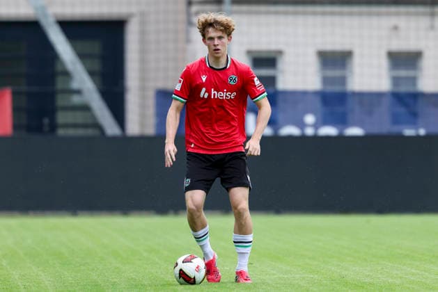 Joschua Siewert (Hannover 96) kontrolliert den Ball, Friendly match, Hannover 96 v 1. FC Phoenix Luebeck, Eilenriedestadion am 07. July 2026 in Hannover, Deutschland. (Foto von Marco Steinbrenner DeFodi Images) Joschua Siewert (Hannover 96) controls the ball, Friendly match, Hannover 96 v 1. FC Phoenix Luebeck, , July 7, 2026 in Hanover, Germany. (Photo by Marco Steinbrenner DeFodi Images) - *** Joschua Siewert of Hannover 96 controls the ball, Friendly match, Hannover 96 vs. 1 FC Phoenix Lübeck, Eilenriedestadion on July 7, 2026, in Hannover, Germany Photo by Marco Steinbrenner DeFodi Images Joschua Siewert of Hannover 96 controls the ball, Friendly match, Hannover 96 vs. 1 FC Phoenix Lübeck, July 7, 2026, in Hanover, Germany Photo by Marco Steinbrenner DeFodi Images