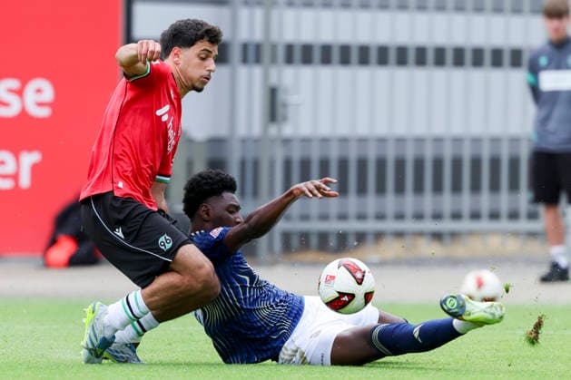 Yunus Uenal (Hannover 96) und Karim Hueneburg (1. FC Phoenix Luebeck) kaempfen um den Ball, Friendly match, Hannover 96 v 1. FC Phoenix Luebeck, Eilenriedestadion am 07. July 2026 in Hannover, Deutschland. (Foto von Marco Steinbrenner DeFodi Images) Yunus Uenal (Hannover 96) und Karim Hueneburg (1. FC Phoenix Luebeck) battle for the ball, Friendly match, Hannover 96 v 1. FC Phoenix Luebeck, , July 7, 2026 in Hanover, Germany. (Photo by Marco Steinbrenner DeFodi Images) - *** Yunus Uenal of Hannover 96 and Karim Hueneburg of 1 FC Phoenix Lübeck battle for the ball, Friendly match, Hannover 96 vs. 1 FC Phoenix Lübeck, Eilenriedestadion on July 7, 2026, in Hannover, Germany Photo by Marco Steinbrenner, DeFodi Images Yunus Uenal of Hannover 96 and Karim Hueneburg of 1 FC Phoenix Lübeck battle for the ball, Friendly match, Hannover 96 vs. 1 FC Phoenix Lübeck, , July 7, 2026, in Hanover, Germany. Photo by Marco Steinbrenner, DeFodi Images