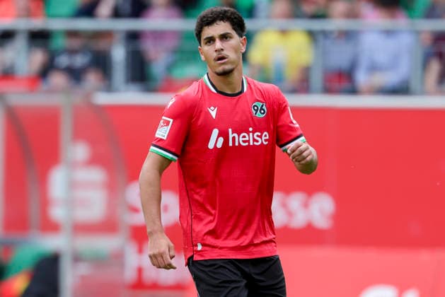 Yunus Uenal (Hannover 96) schaut, Friendly match, Hannover 96 v 1. FC Phoenix Luebeck, Eilenriedestadion am 07. July 2026 in Hannover, Deutschland. (Foto von Marco Steinbrenner DeFodi Images) Yunus Uenal (Hannover 96) looks on, Friendly match, Hannover 96 v 1. FC Phoenix Luebeck, , July 7, 2026 in Hanover, Germany. (Photo by Marco Steinbrenner DeFodi Images) - *** Yunus Uenal of Hannover 96 watches, Friendly match, Hannover 96 vs. 1 FC Phoenix Lübeck, Eilenriedestadion on July 7, 2026, in Hanover, Germany. Photo by Marco Steinbrenner, DeFodi Images. Yunus Uenal of Hannover 96 watches, Friendly match, Hannover 96 vs. 1 FC Phoenix Lübeck, July 7, 2026, in Hanover, Germany. Photo by Marco Steinbrenner, DeFodi Images